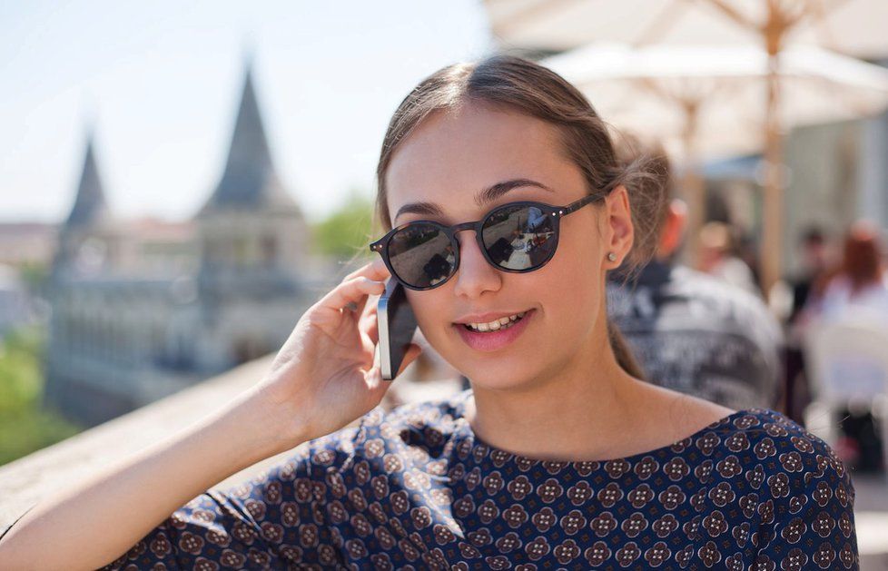 Zástupci Evropského parlamentu a zemí Evropské unie se v noci z úterka na středu dohodli na pravidlech, která kromě jiného zlevní telefonování do jiné země unie, možná už od příštího května.