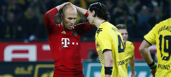 Robbenovi se po zahozené penaltě vysmál obránce Dortmundu Subotič.