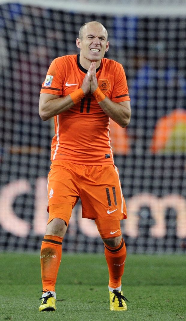 Arjen Robben se dožadoval pokutového kopu. Zbytečně. Arjen Robben se dožadoval pokutového kopu. Zbytečně.