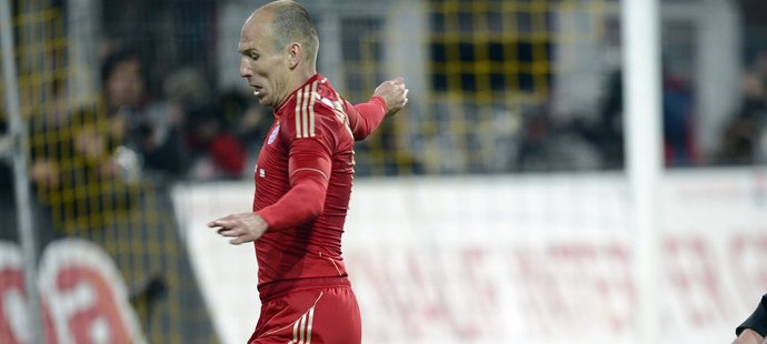 Rozhodující moment, který posoudil rozhodčí jako penaltový. Robben měl pokrčená kolena mnohem dříve, než ke kontaktu došlo.