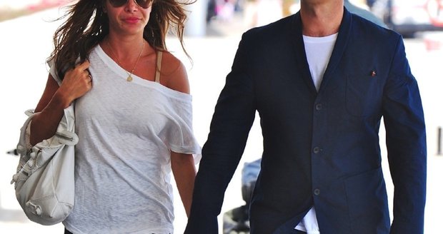 Robbie Williams požádal Aydu Field o ruku.