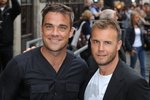 Dloholetí přátelé - zpěváci Robbie Williams a Gary Barlow