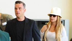 Robbie Williams čeká s Aydou Field potomka?