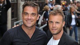 Dloholetí přátelé - zpěváci Robbie Williams a Gary Barlow