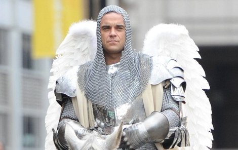 Rytíř, nebo anděl strážný? Robbie v brnění, křídlech a teniskách!