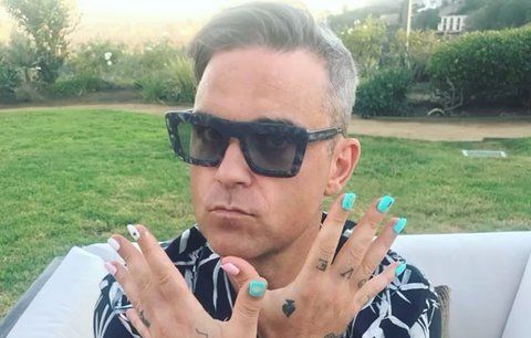 Celebrity na síti: Eva Holubová si užívá noční zábavu a Robbie Williams barevnou manikúru