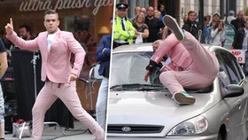 Fanynky Robbieho Williamse přestaly na vteřinu dýchat. Jejich miláčka srazilo auto.