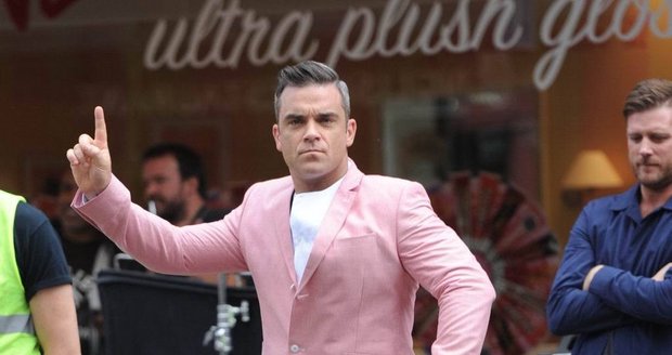 Robbie Williams se při natáčení videoklipu skvěle baví