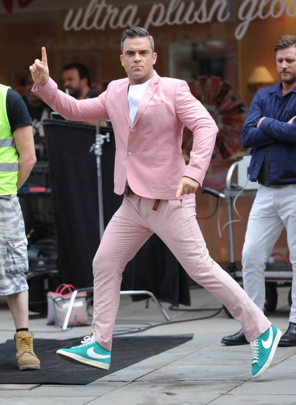 Robbie Williams se při natáčení videoklipu skvěle baví