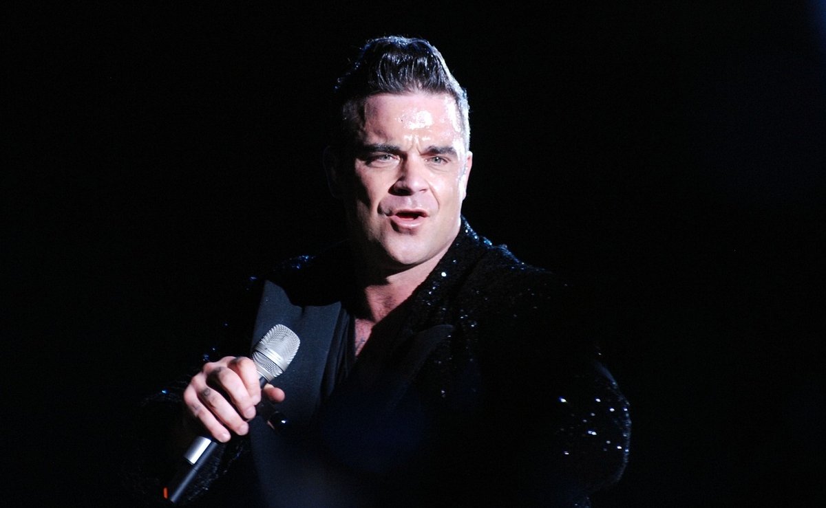 Robbie Williams (39) na středečním koncertě v Miláně ohromil fanynky druhou bradou a kily navíc.