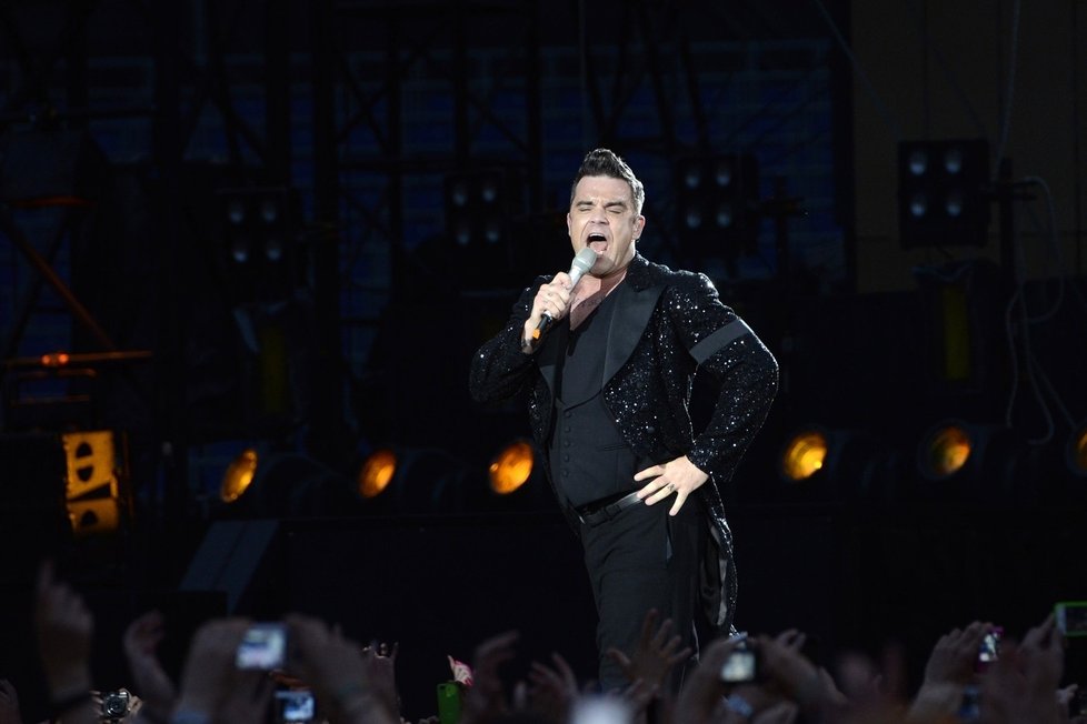 Robbie Williams (39) na středečním koncertě v Miláně ohromil fanynky druhou bradou a kily navíc.