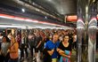 Konečná... Co tři minuty přijíždělo další metro plné fanoušků