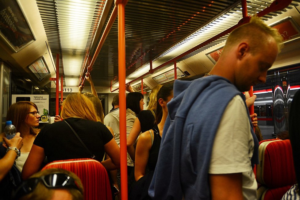 Metro bylo přecpané k prasknutí už v pět odpoledne.