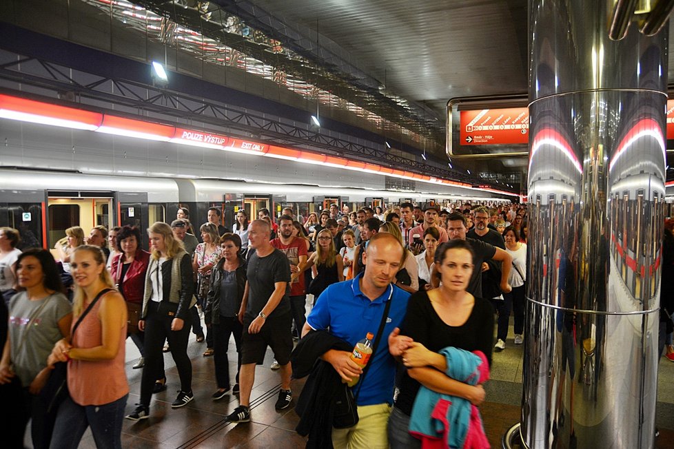 Konečná... Co tři minuty přijíždělo další metro plné fanoušků