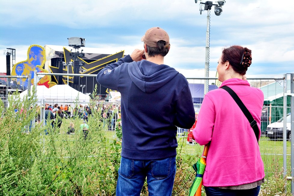 Zájem o koncert Robbieho byl obrovský. Už v pět hodin se Letňany plnily davy fanoušků.