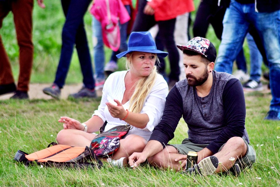 Lidé čekají na koncert.