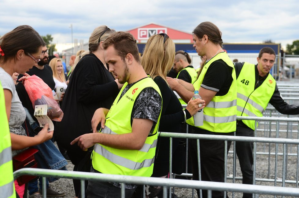 Fanoušci Robbieho Williamse před koncertem. Přišlo více než 30 tisíc lidí.