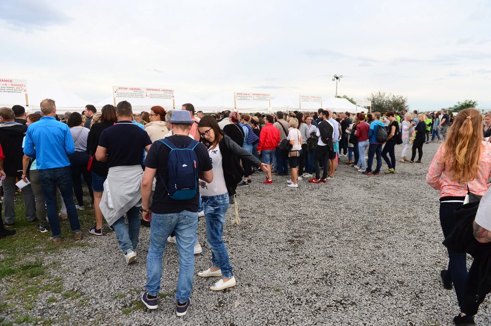 Fanoušci Robbieho Williamse před koncertem. Přišlo více než 30 tisíc lidí.