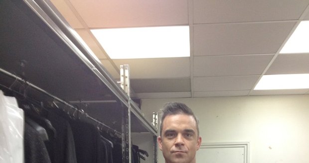 Robbie Williams se na sociální síti pochlubil svým vypracovaným tělem.