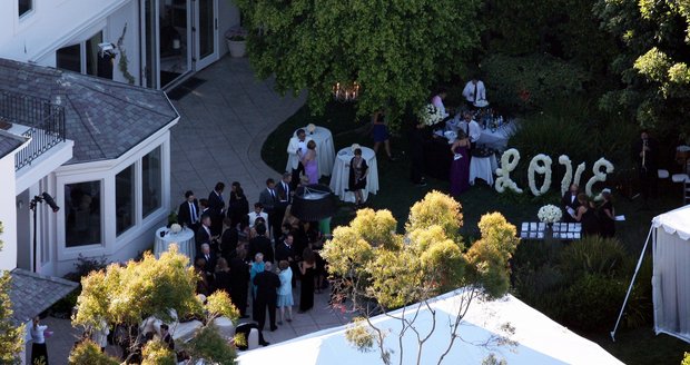 Svatby se ve zpěvákově domě zúčastnili příbuzní a nejbližší přátelé obou snoubenců