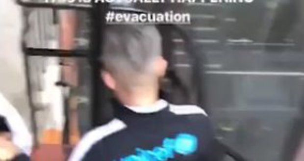 Mezi evakuovanými z hotelu v Londýně byl i Robbie Williams
