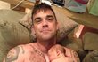 Robbie Williams chová dcerku, které říká Teddy