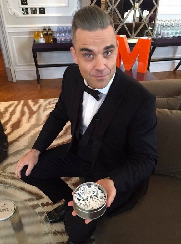 Robbie Williams si před koncertem v Krakově vychutnal žvýkačku se svými iniciály.