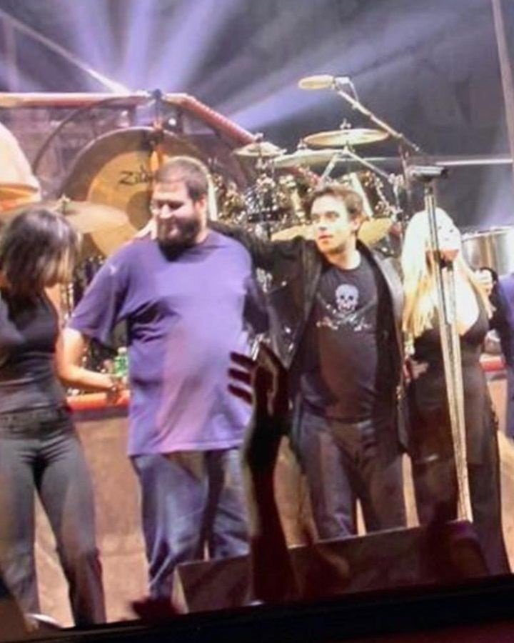 Robbie Williams s fanouškem v roce 2003.
