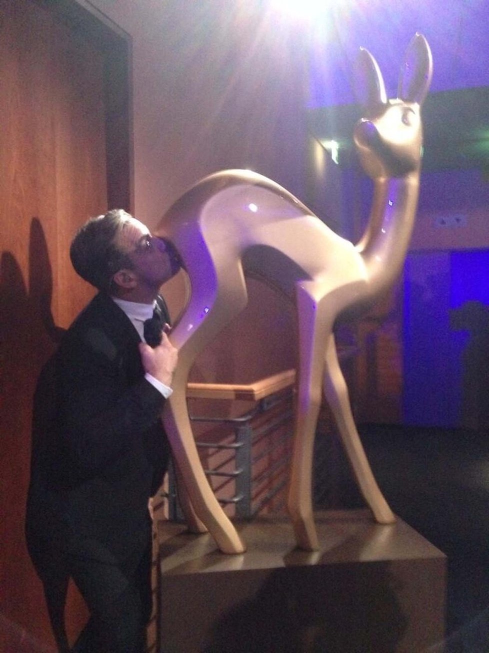 Robbie Williams políbil během předávání německých hudebních a televizníchcen sošný zadeček Bambi!