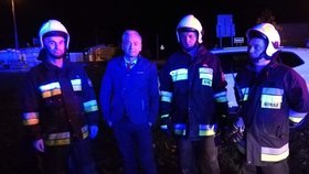 Polský euposlanec Robert Biedroń s dobrovolnými hasiči.