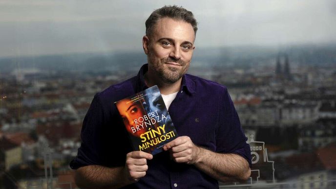 Robert Bryndza: "Česká republika byla jedním z prvních zahraničních trhů, které Dívku v ledu přeložily a vtrhly s ní na území Dana Browna." Robert Bryndza: "Česká republika byla jedním z prvních zahraničních trhů, které Dívku v ledu přeložily a vtrhly s ní na území Dana Browna."