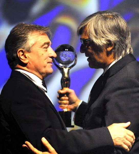 De Niro převzal ocenění z rukou prezidenta festivalu Jiřího Bartošky.