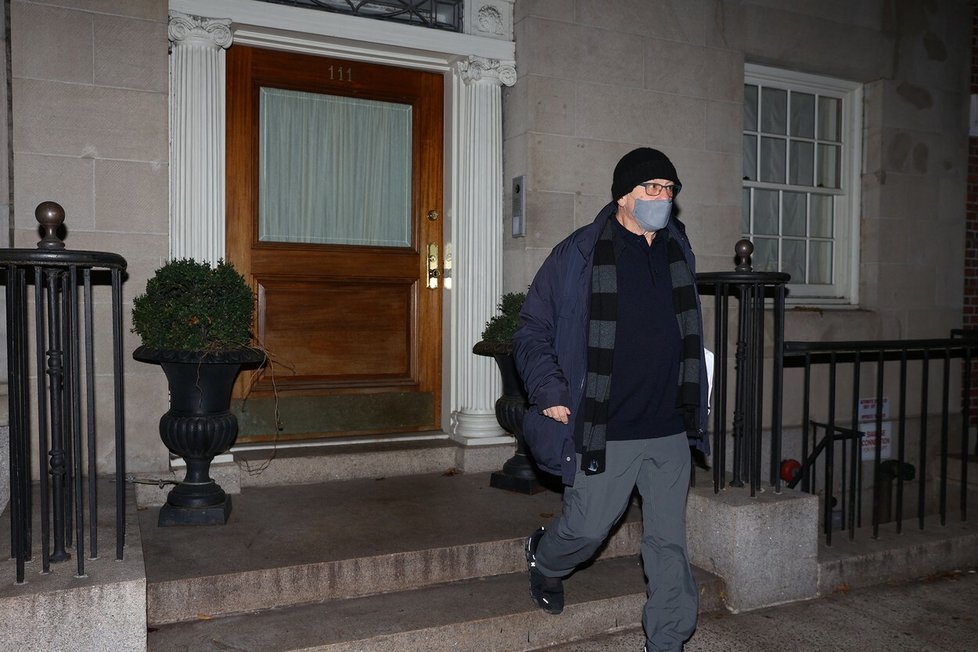 Robert De Niro opouští svůj dům poté, co do něj vnikla vetřelkyně.