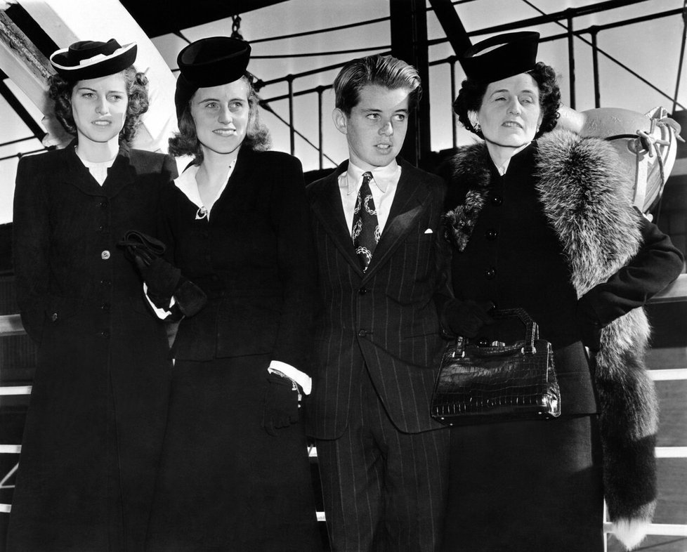 Bobby Kennedy s matkou a sestrami Eunice, Kathleen a Rose