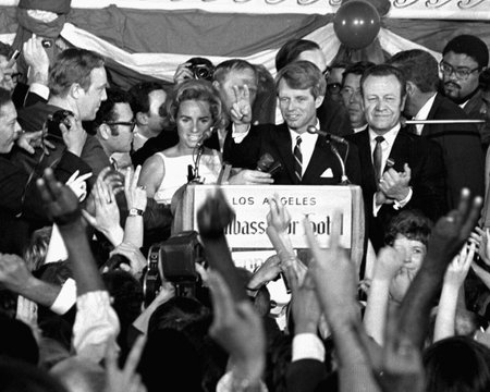 Robert F. Kennedy během kampaně v roce 1968.