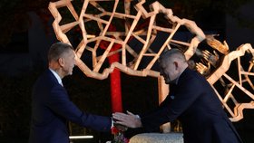 Slovenský premiér Robert Fico a předseda české vlády Andrej Babiš během slavnostního odhalení sochy česko-slovenského přátelství v zahradě Strakovy akademie v Praze (27. října 2026)