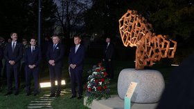 Slovenský premiér Robert Fico a předseda české vlády Andrej Babiš během slavnostního odhalení sochy česko-slovenského přátelství v zahradě Strakovy akademie v Praze (27. října 2026)