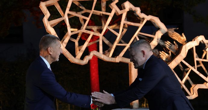 Slovenský premiér Robert Fico a předseda české vlády Andrej Babiš během slavnostního odhalení sochy česko-slovenského přátelství v zahradě Strakovy akademie v Praze (27. října 2026)
