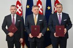 Robert Fico (Směr-SD), Peter Pellegrini (Hlas-SD) a Adrej Danko (SNS) podepsali koaliční dohodu (16.10.2023)