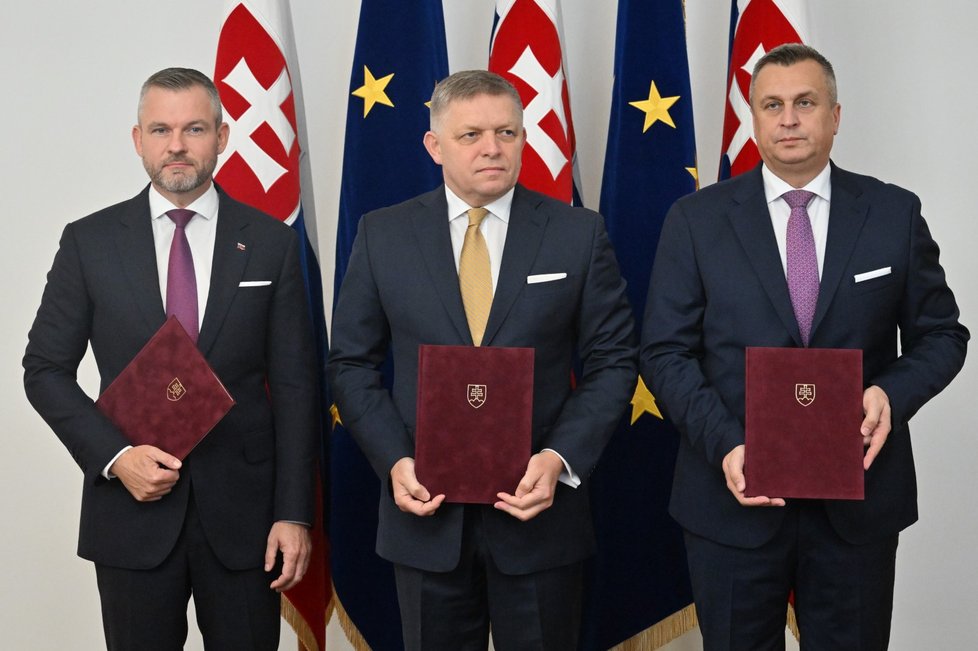 Robert Fico (Směr-SD), Peter Pellegrini (Hlas-SD) a Adrej Danko (SNS) podepsali koaliční dohodu (16.10.2023).