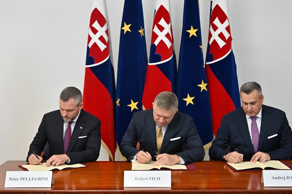 Robert Fico (Směr-SD), Peter Pellegrini (Hlas-SD) a Adrej Danko (SNS) podepsali koaliční dohodu (16.10.2023).