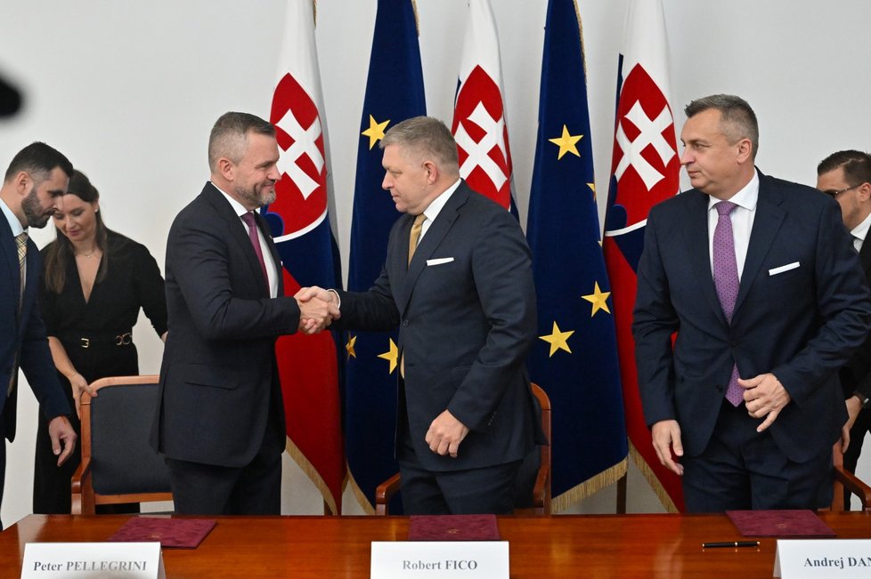 Robert Fico (Směr-SD), Peter Pellegrini (Hlas-SD) a Adrej Danko (SNS) podepsali koaliční dohodu (16.10.2023)