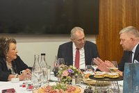 Fico v Praze: Poseděl s Bohdalovou a Zemanem, s Babišem odhalil sochu Medzi nami