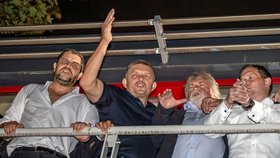 Strana Směr-SD v čele s Robertem Ficem slaví vítězství ve volbách (1. 10. 2023).