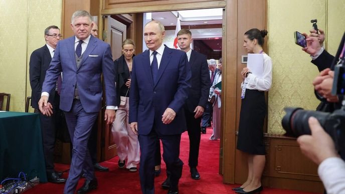 Robert Fico nemá s Putinem zásadní problém, v září se s ním sešel v Pekingu. Robert Fico nemá s Putinem zásadní problém, v září se s ním sešel v Pekingu.
