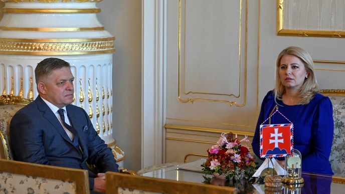 Robert Fico přijímá od prezidentky Zuzany Čaputové pověření k sestavení nové slovenské vlády