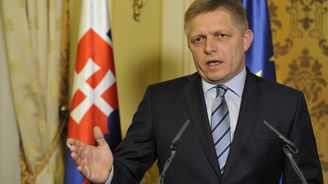 Ficovo (Pyrrhovo) vítězství: slovenský premiér v parlamentních volbách zvítězil, získal ale pouhou třetinu hlasů. Uspěl i pravicový radikál