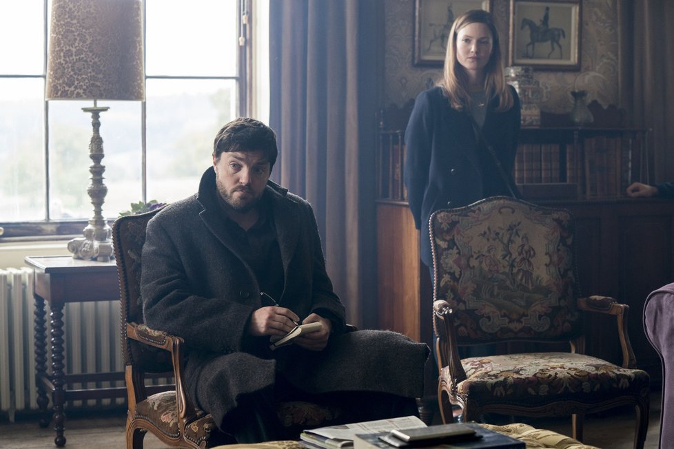 Dramatický seriál na HBO Max, inspirovaný kriminálními romány J. K. Rowlingové (vydanými pod pseudonymem Robert Galbraith), sleduje válečného veterána Cormorana, z něhož se stal soukromý detektiv, a jeho vynalézavou asistentku Robin. V hlavních rolích hrají Tom Burke a Holliday Graingerová.