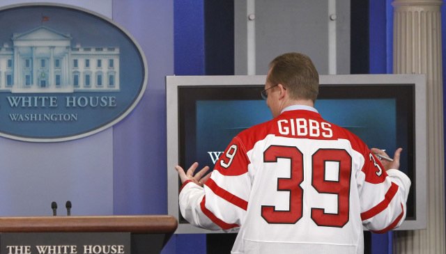 Robert Gibbs, mluvčí prezidenta Obamy, se k k úkolu postavil čelem