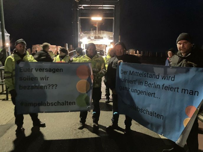 Farmáři blokují trajekt s německým ministrem hospodářství Habeckem na palubě (4. 1. 2024)